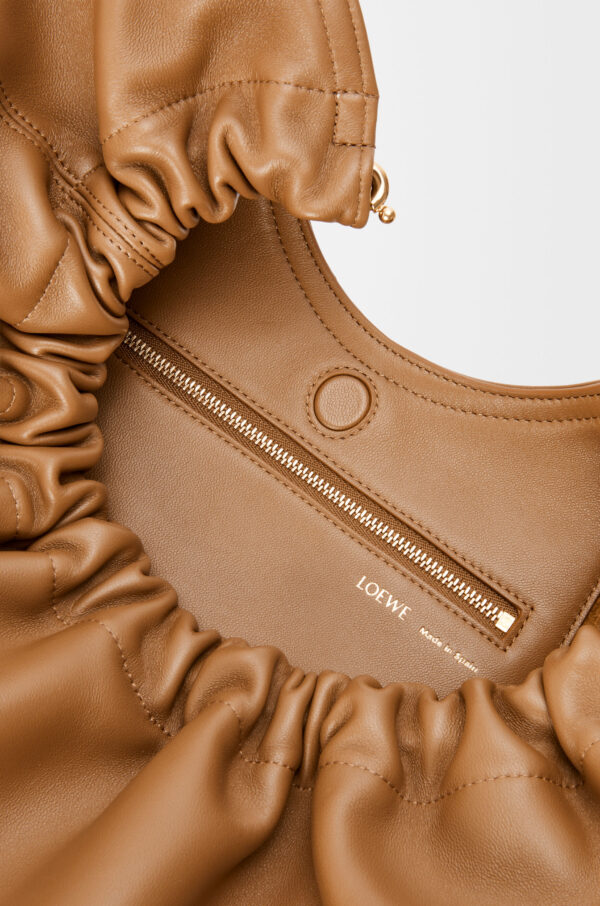 LOEWE Squeeze Medium Bag in Oak Mellow Nappa Lambskin - Image 2